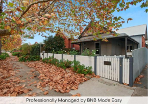 The Hideaway - Charming Cottage, Entertaining Area